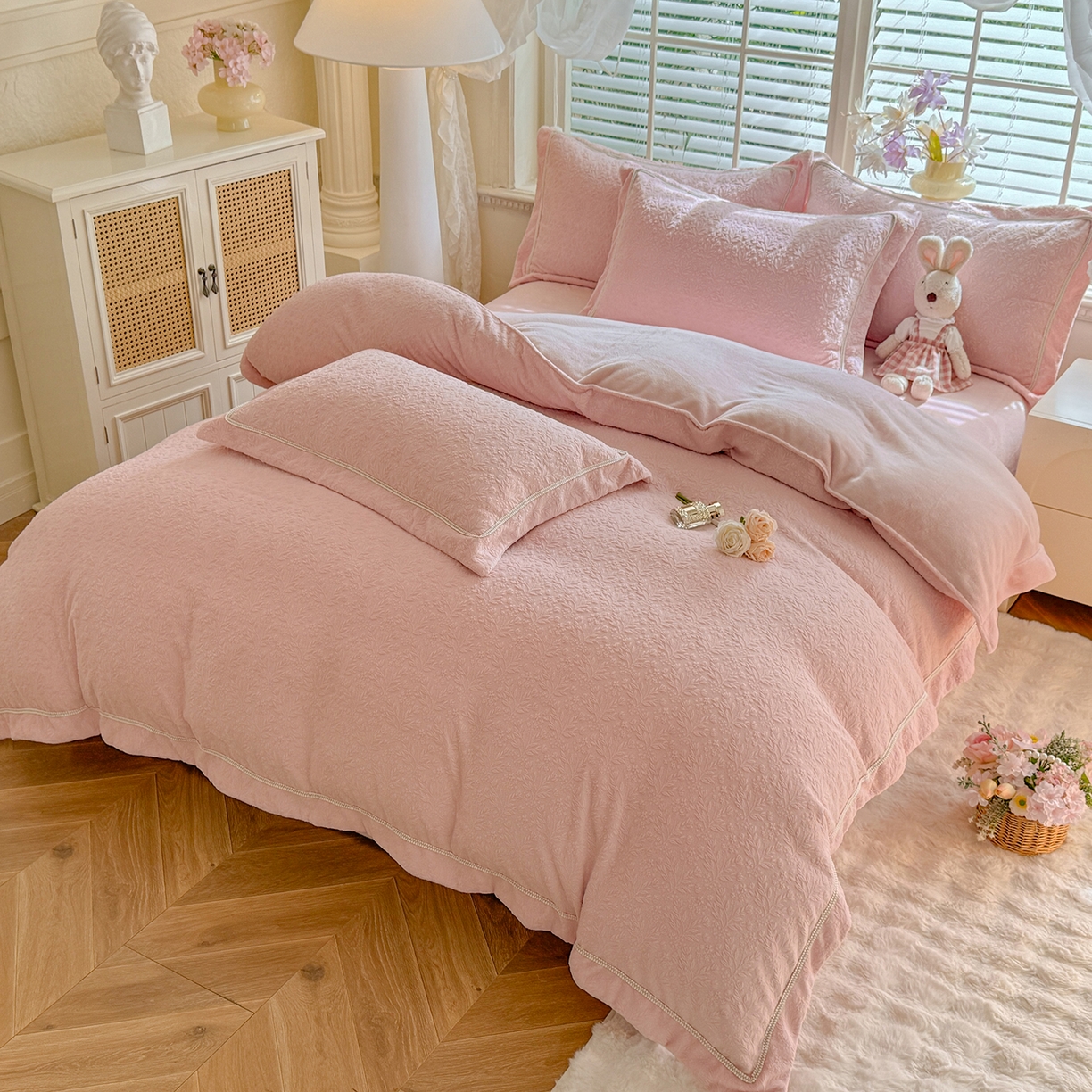 91家纺网 家纺一手货源 找家纺 艾唯希家纺 2025新款全消光雕花绒织带款四件套牛奶绒-雕花织带系列 木兰花开-牛奶粉