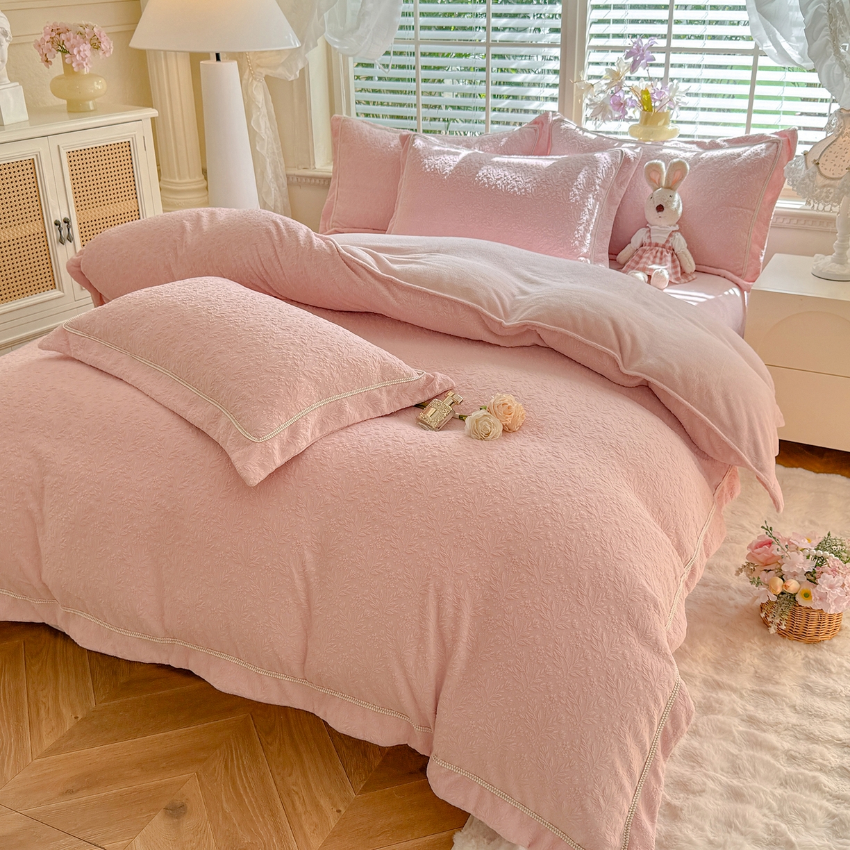 91家纺网 家纺一手货源 找家纺 艾唯希家纺 2025新款全消光雕花绒织带款四件套牛奶绒-雕花织带系列 木兰花开-牛奶粉