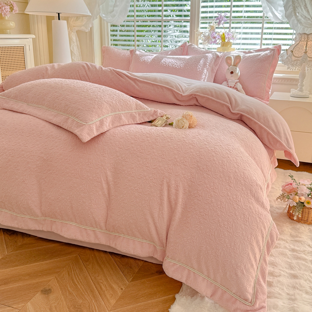 91家纺网 家纺一手货源 找家纺 艾唯希家纺 2025新款全消光雕花绒织带款四件套牛奶绒-雕花织带系列 木兰花开-牛奶粉