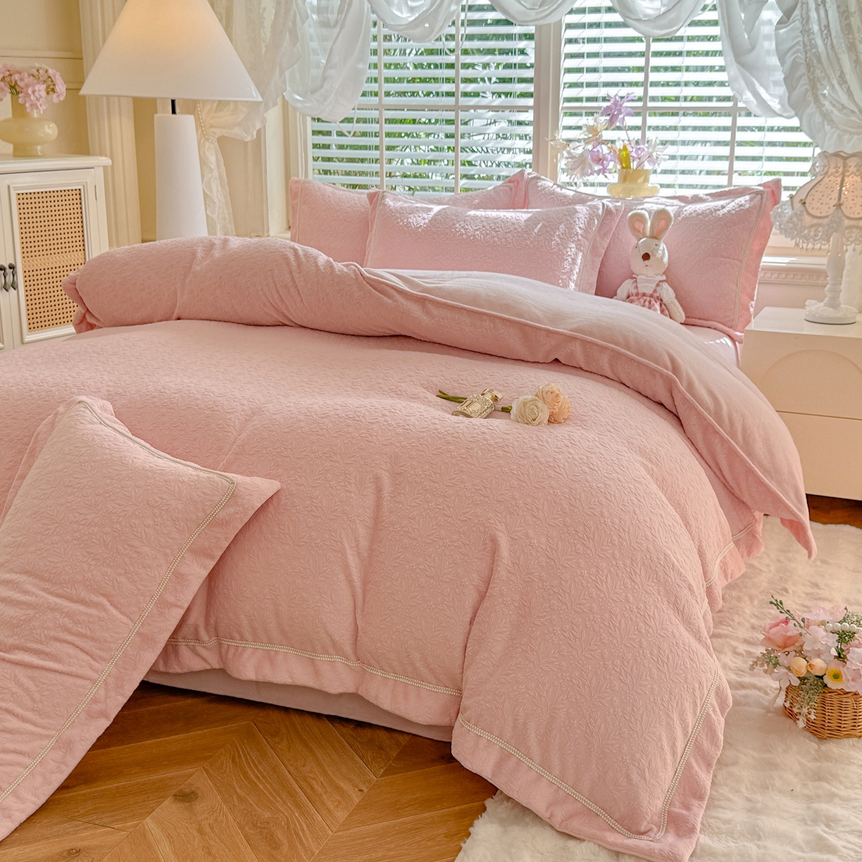 91家纺网 家纺一手货源 找家纺 艾唯希家纺 2025新款全消光雕花绒织带款四件套牛奶绒-雕花织带系列 木兰花开-牛奶粉