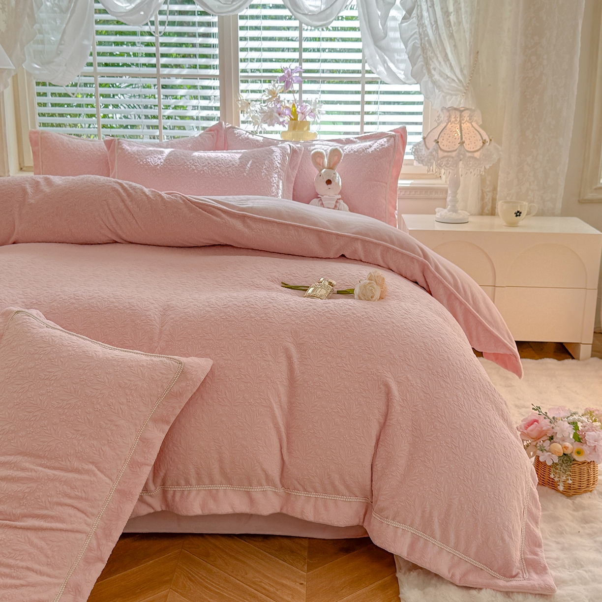 91家纺网 家纺一手货源 找家纺 艾唯希家纺 2025新款全消光雕花绒织带款四件套牛奶绒-雕花织带系列 木兰花开-牛奶粉