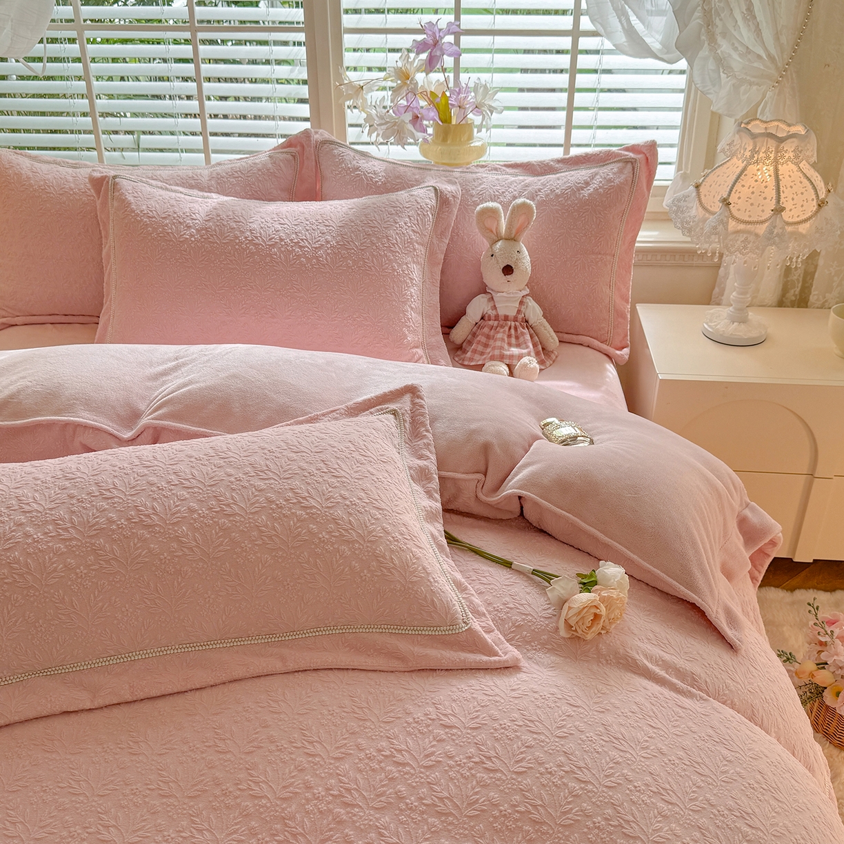 91家纺网 家纺一手货源 找家纺 艾唯希家纺 2025新款全消光雕花绒织带款四件套牛奶绒-雕花织带系列 木兰花开-牛奶粉