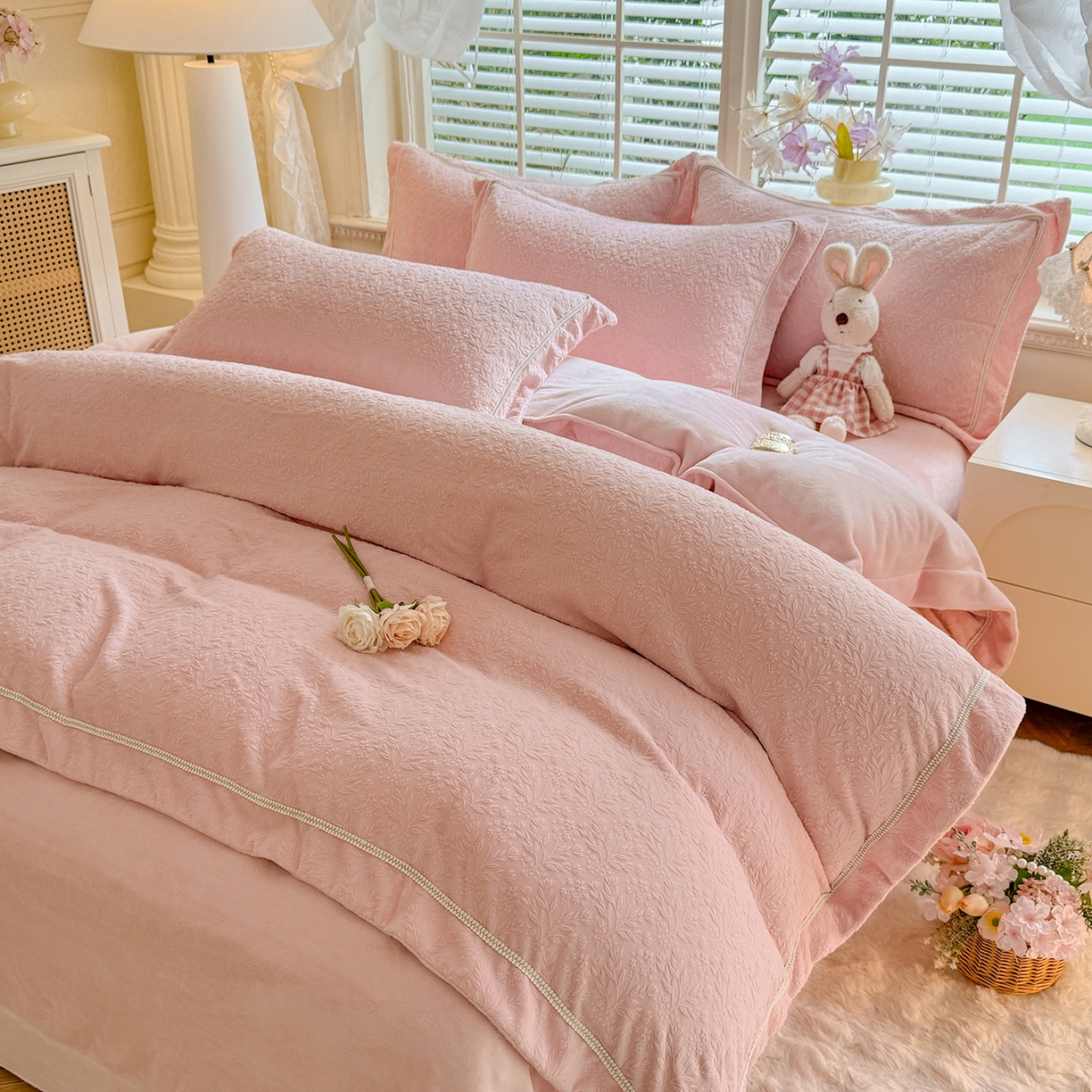 91家纺网 家纺一手货源 找家纺 艾唯希家纺 2025新款全消光雕花绒织带款四件套牛奶绒-雕花织带系列 木兰花开-牛奶粉