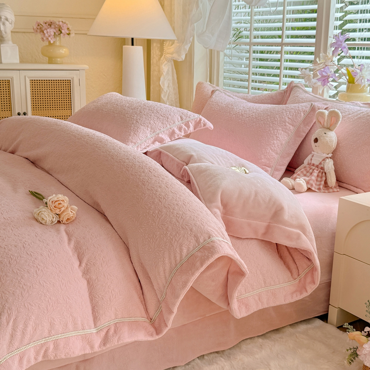 91家纺网 家纺一手货源 找家纺 艾唯希家纺 2025新款全消光雕花绒织带款四件套牛奶绒-雕花织带系列 木兰花开-牛奶粉