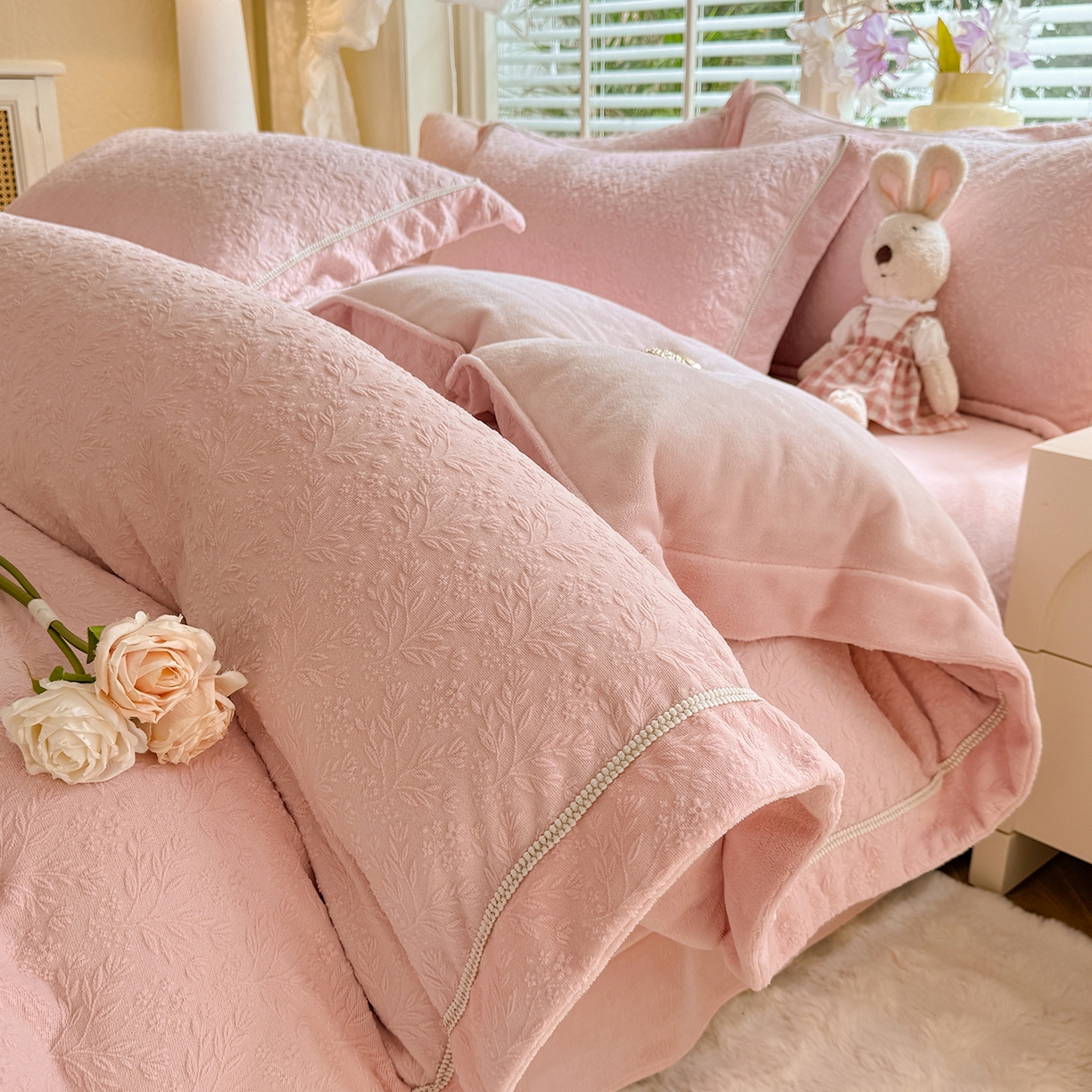 91家纺网 家纺一手货源 找家纺 艾唯希家纺 2025新款全消光雕花绒织带款四件套牛奶绒-雕花织带系列 木兰花开-牛奶粉