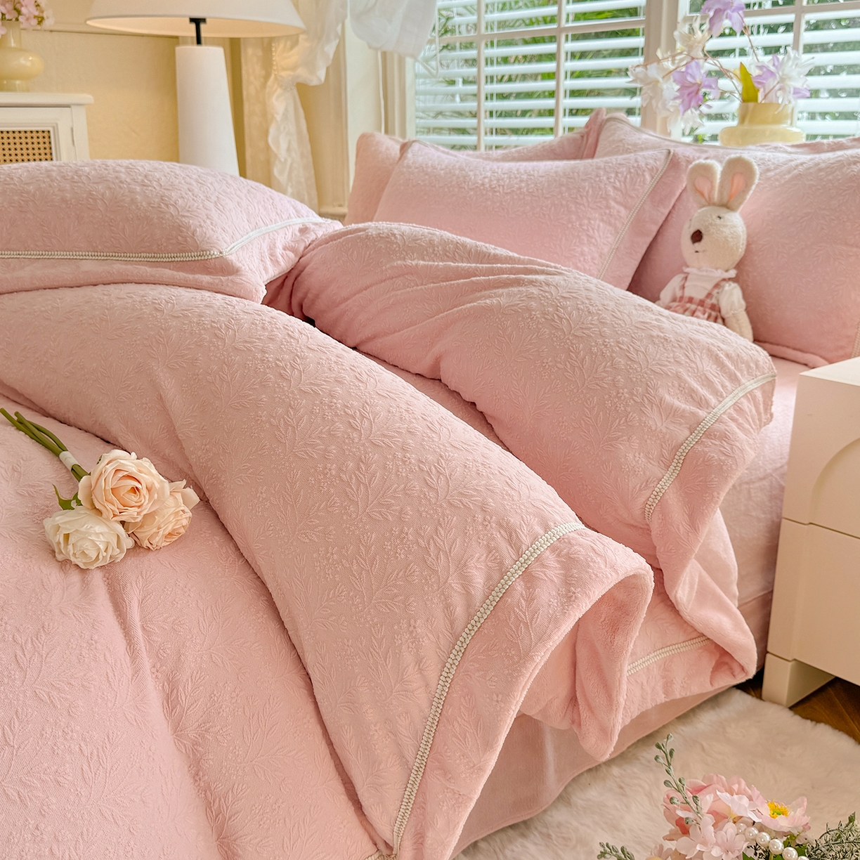 91家纺网 家纺一手货源 找家纺 艾唯希家纺 2025新款全消光雕花绒织带款四件套牛奶绒-雕花织带系列 木兰花开-牛奶粉