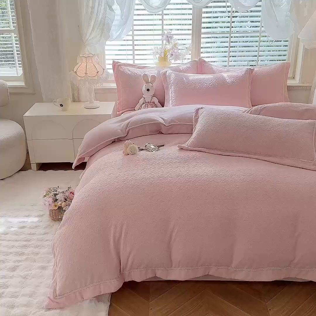 91家纺网 家纺一手货源 找家纺 艾唯希家纺 2025新款全消光雕花绒织带款四件套牛奶绒-雕花织带系列 木兰花开-牛奶粉