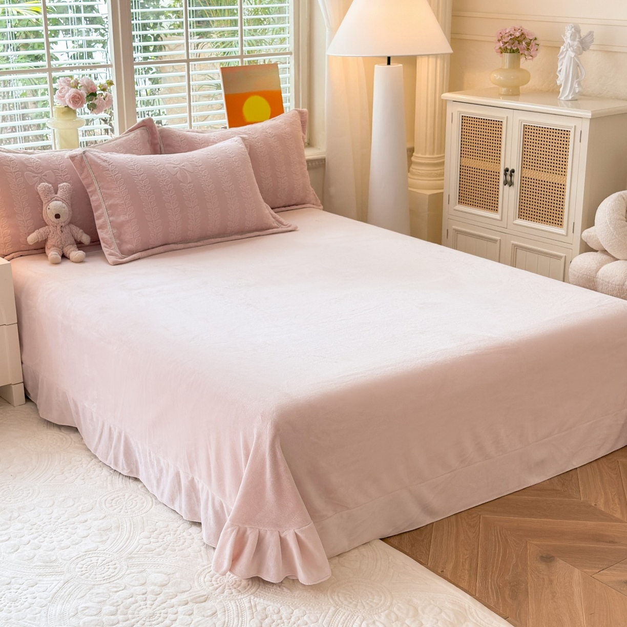 91家纺网 家纺一手货源 找家纺 艾唯希家纺 2025新款全消光雕花绒织带款四件套牛奶绒-雕花织带系列 藤叶-新粉