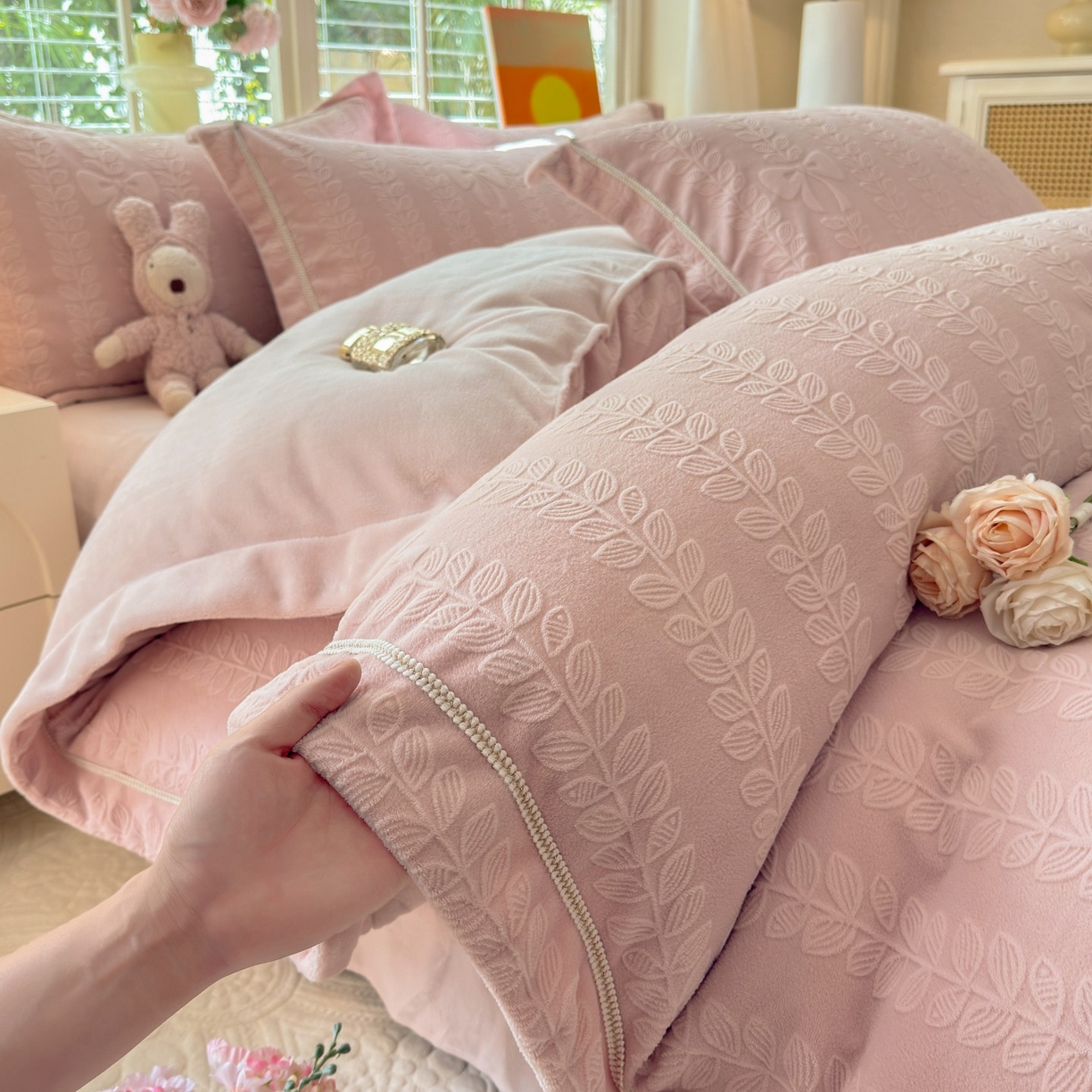 91家纺网 家纺一手货源 找家纺 艾唯希家纺 2025新款全消光雕花绒织带款四件套牛奶绒-雕花织带系列 藤叶-新粉