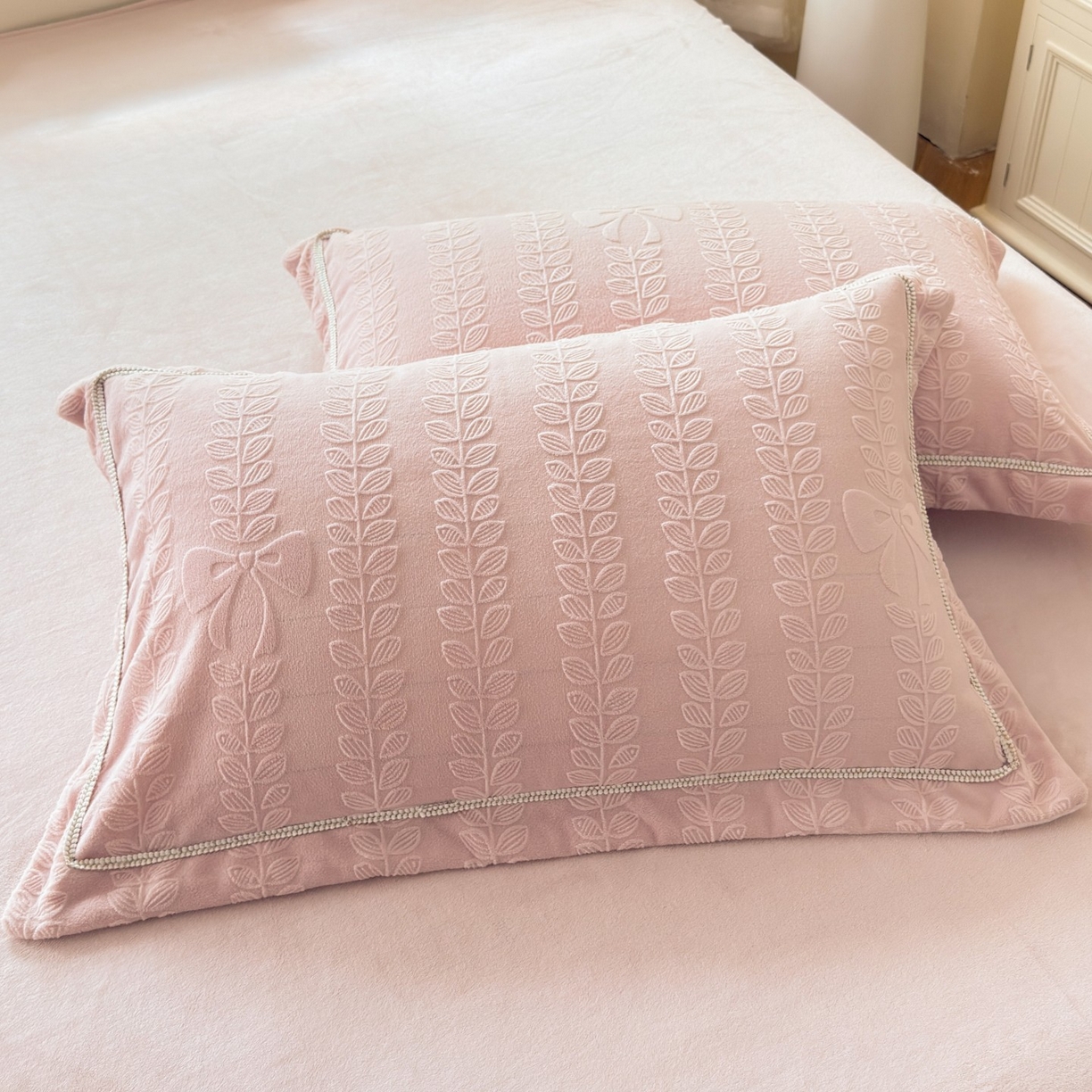 91家纺网 家纺一手货源 找家纺 艾唯希家纺 2025新款全消光雕花绒织带款四件套牛奶绒-雕花织带系列 藤叶-新粉