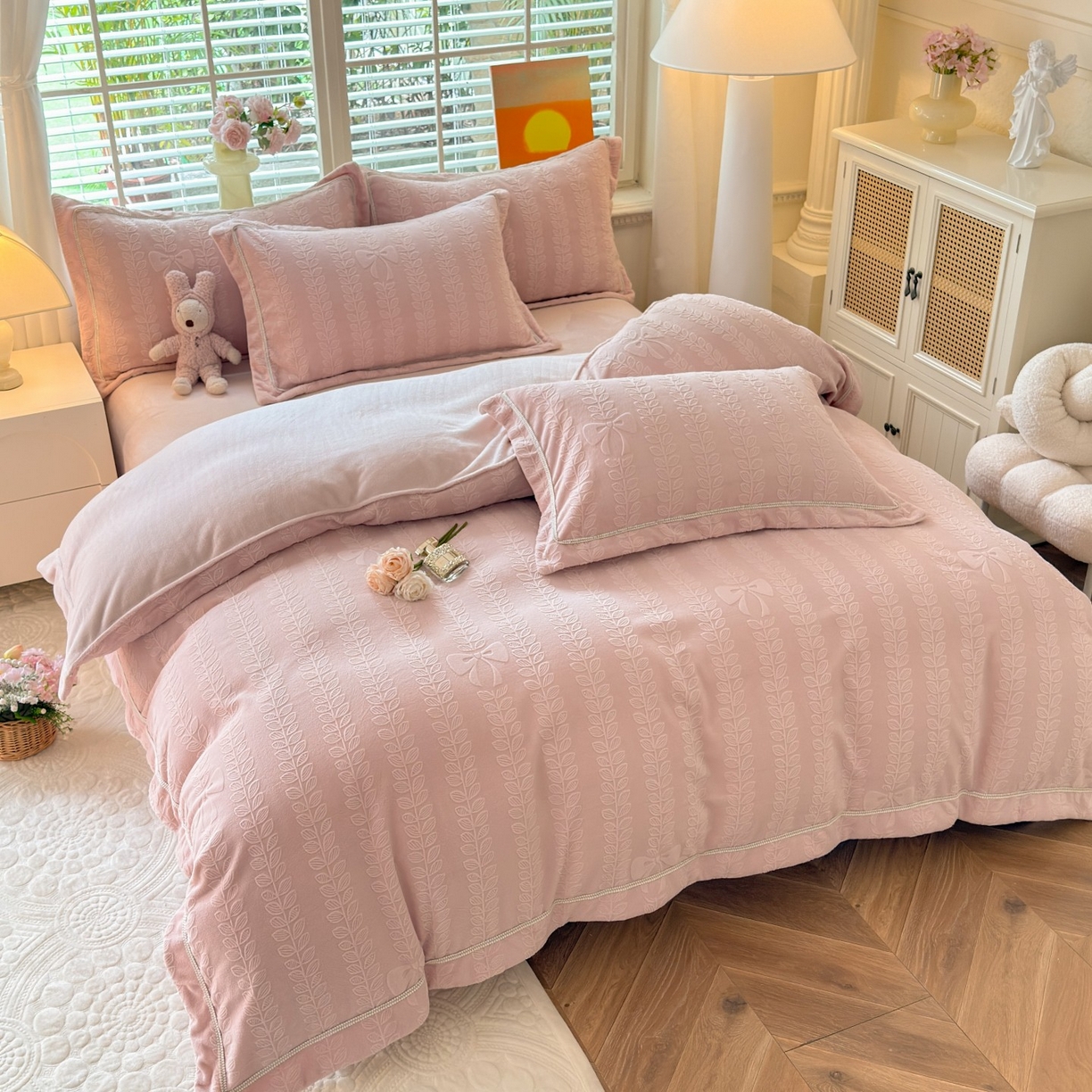 91家纺网 家纺一手货源 找家纺 艾唯希家纺 2025新款全消光雕花绒织带款四件套牛奶绒-雕花织带系列 藤叶-新粉