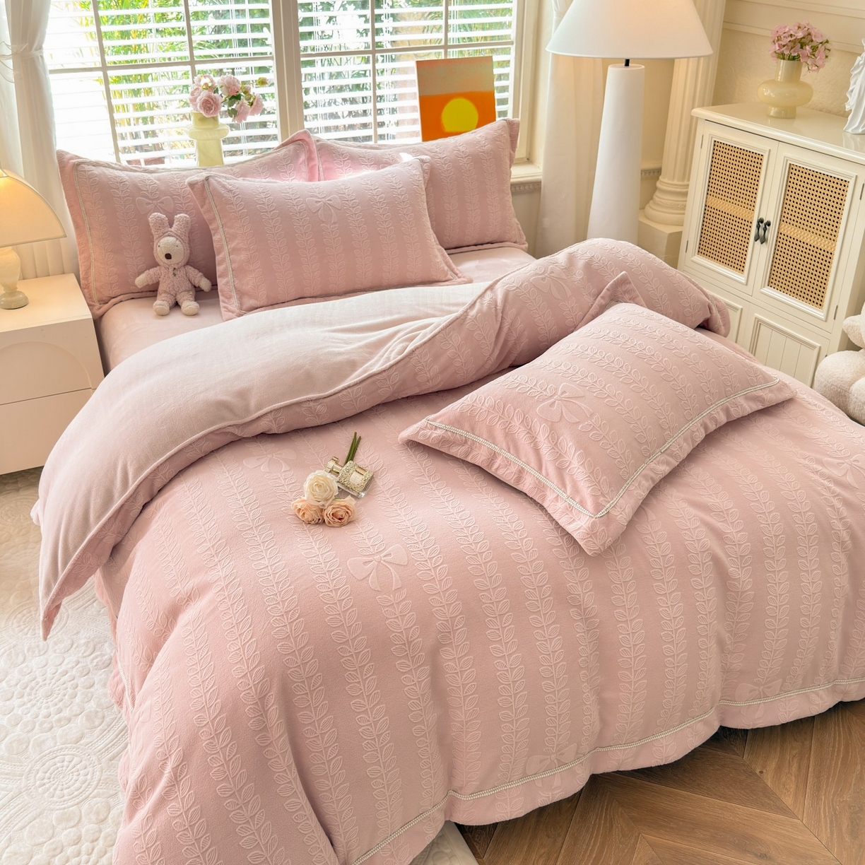 91家纺网 家纺一手货源 找家纺 艾唯希家纺 2025新款全消光雕花绒织带款四件套牛奶绒-雕花织带系列 藤叶-新粉