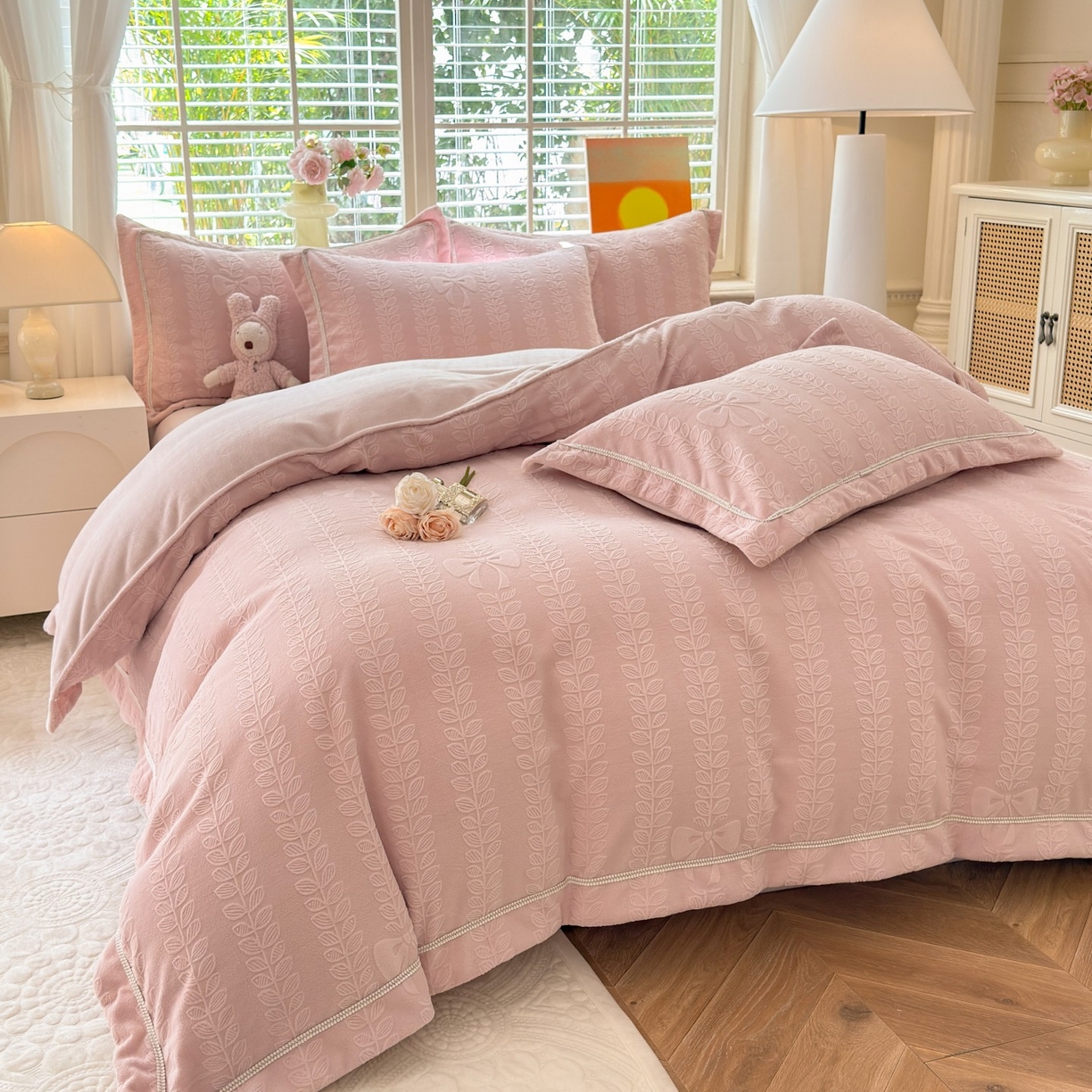 91家纺网 家纺一手货源 找家纺 艾唯希家纺 2025新款全消光雕花绒织带款四件套牛奶绒-雕花织带系列 藤叶-新粉