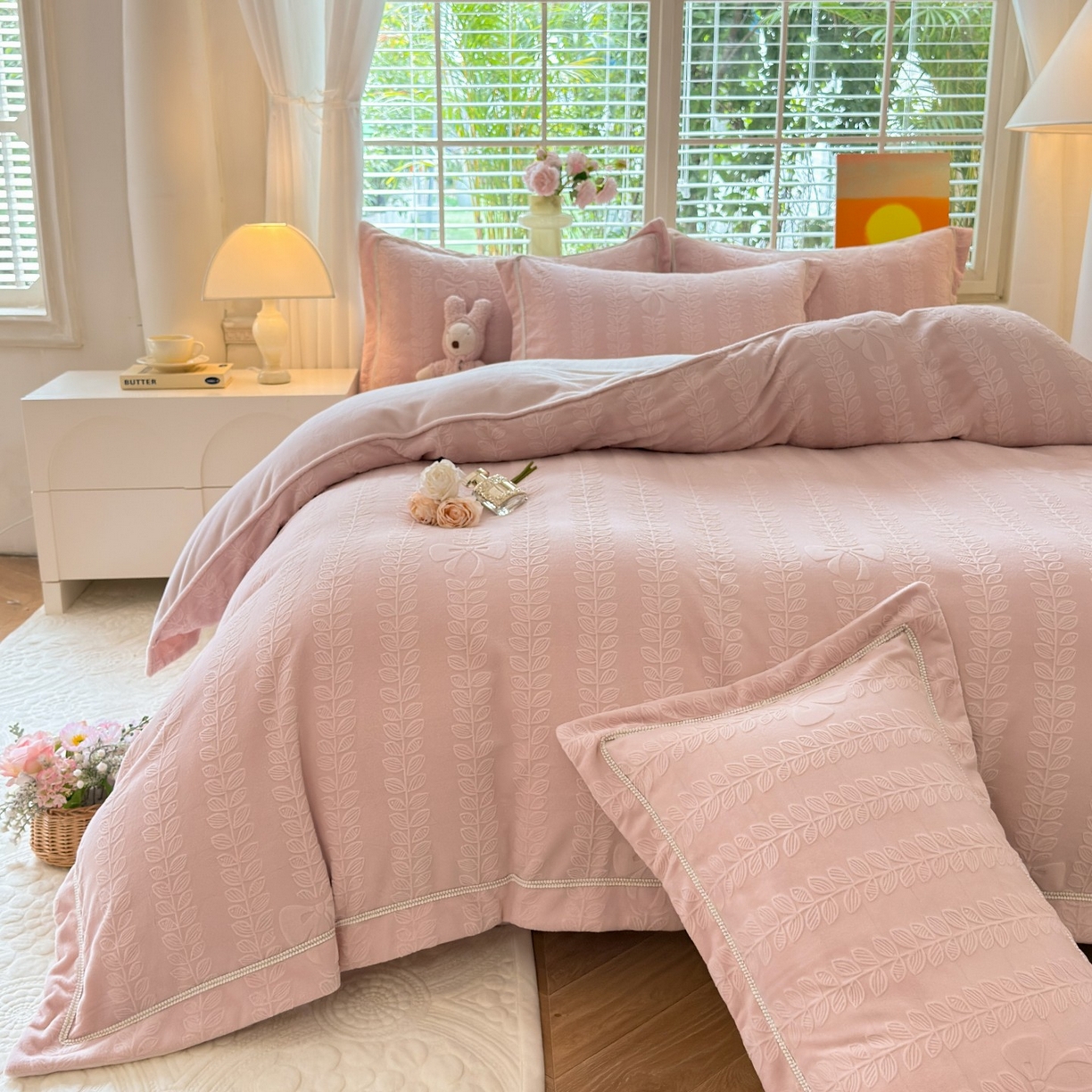 91家纺网 家纺一手货源 找家纺 艾唯希家纺 2025新款全消光雕花绒织带款四件套牛奶绒-雕花织带系列 藤叶-新粉