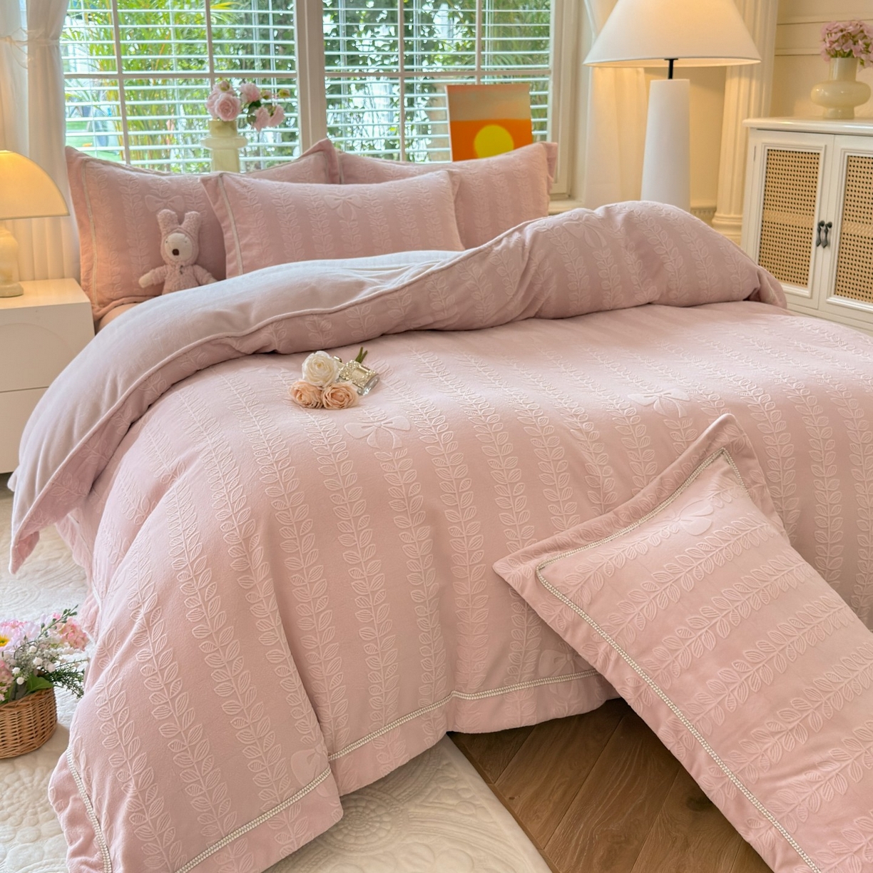 91家纺网 家纺一手货源 找家纺 艾唯希家纺 2025新款全消光雕花绒织带款四件套牛奶绒-雕花织带系列 藤叶-新粉