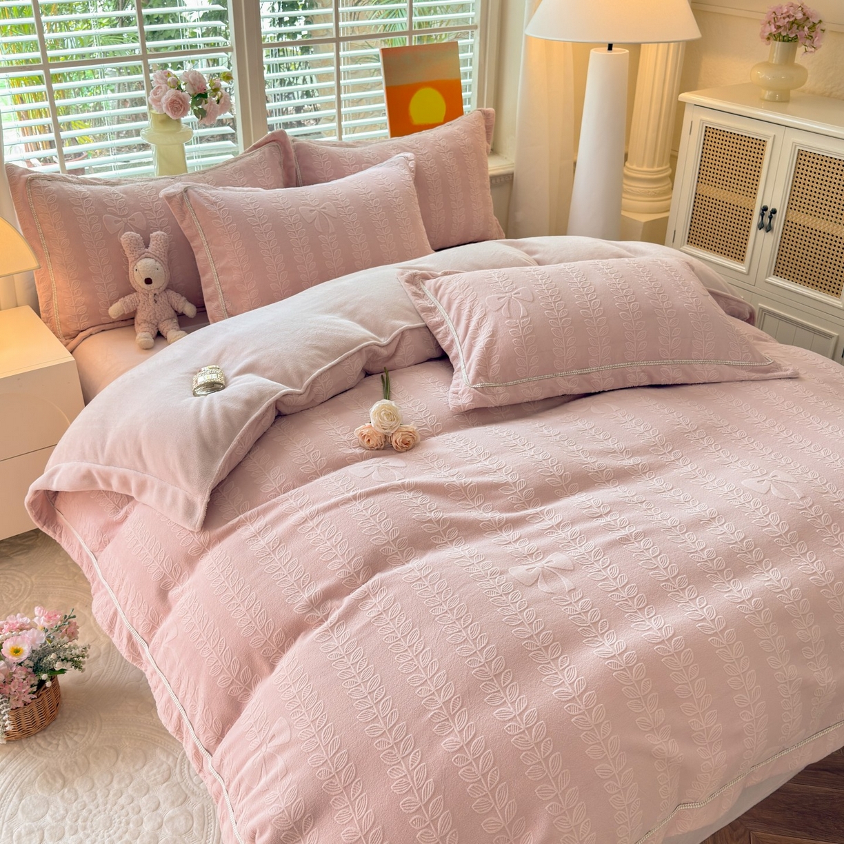 91家纺网 家纺一手货源 找家纺 艾唯希家纺 2025新款全消光雕花绒织带款四件套牛奶绒-雕花织带系列 藤叶-新粉