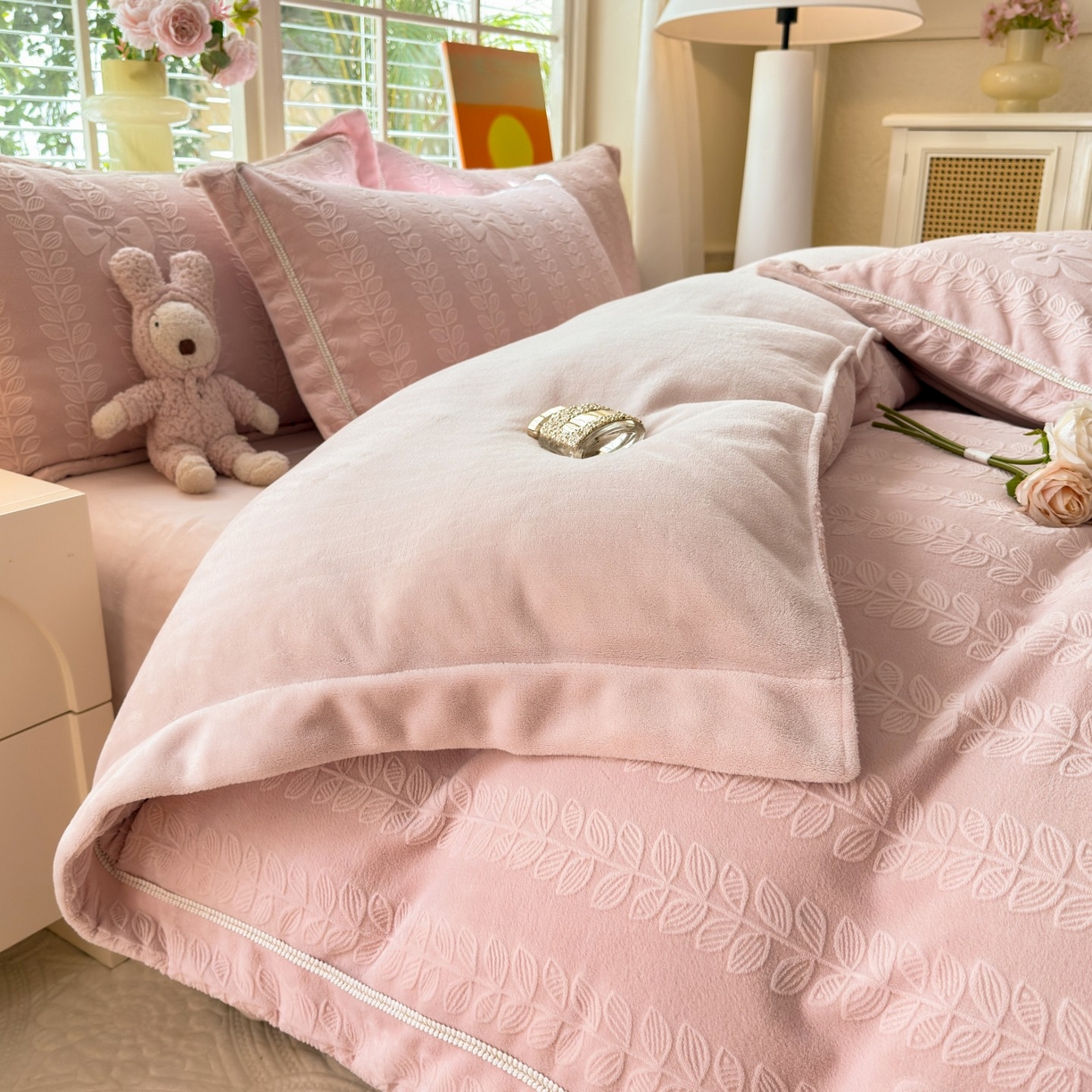 91家纺网 家纺一手货源 找家纺 艾唯希家纺 2025新款全消光雕花绒织带款四件套牛奶绒-雕花织带系列 藤叶-新粉