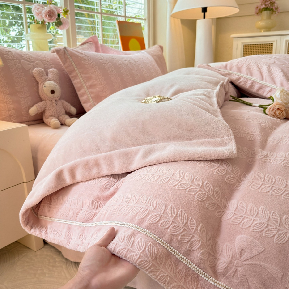 91家纺网 家纺一手货源 找家纺 艾唯希家纺 2025新款全消光雕花绒织带款四件套牛奶绒-雕花织带系列 藤叶-新粉