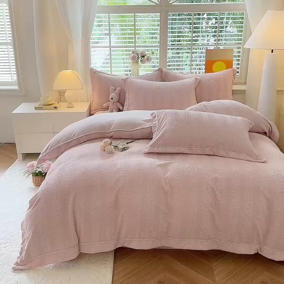 91家纺网 家纺一手货源 找家纺 艾唯希家纺 2025新款全消光雕花绒织带款四件套牛奶绒-雕花织带系列 藤叶-新粉