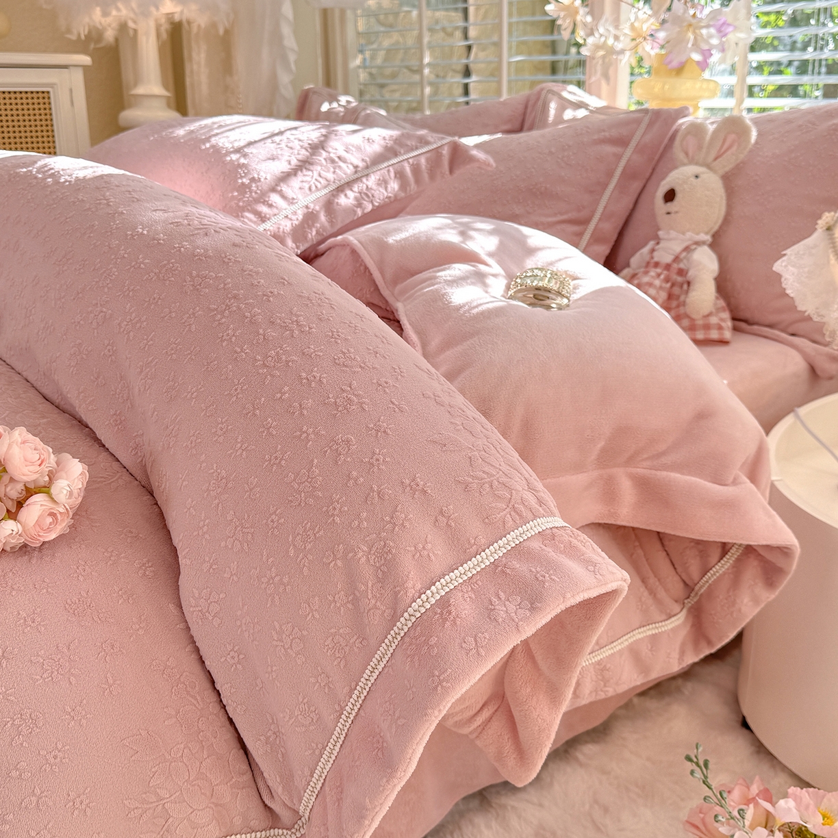 艾唯希家纺 2025新款全消光雕花绒织带款四件套牛奶绒-雕花织带系列 汀兰-牛奶粉