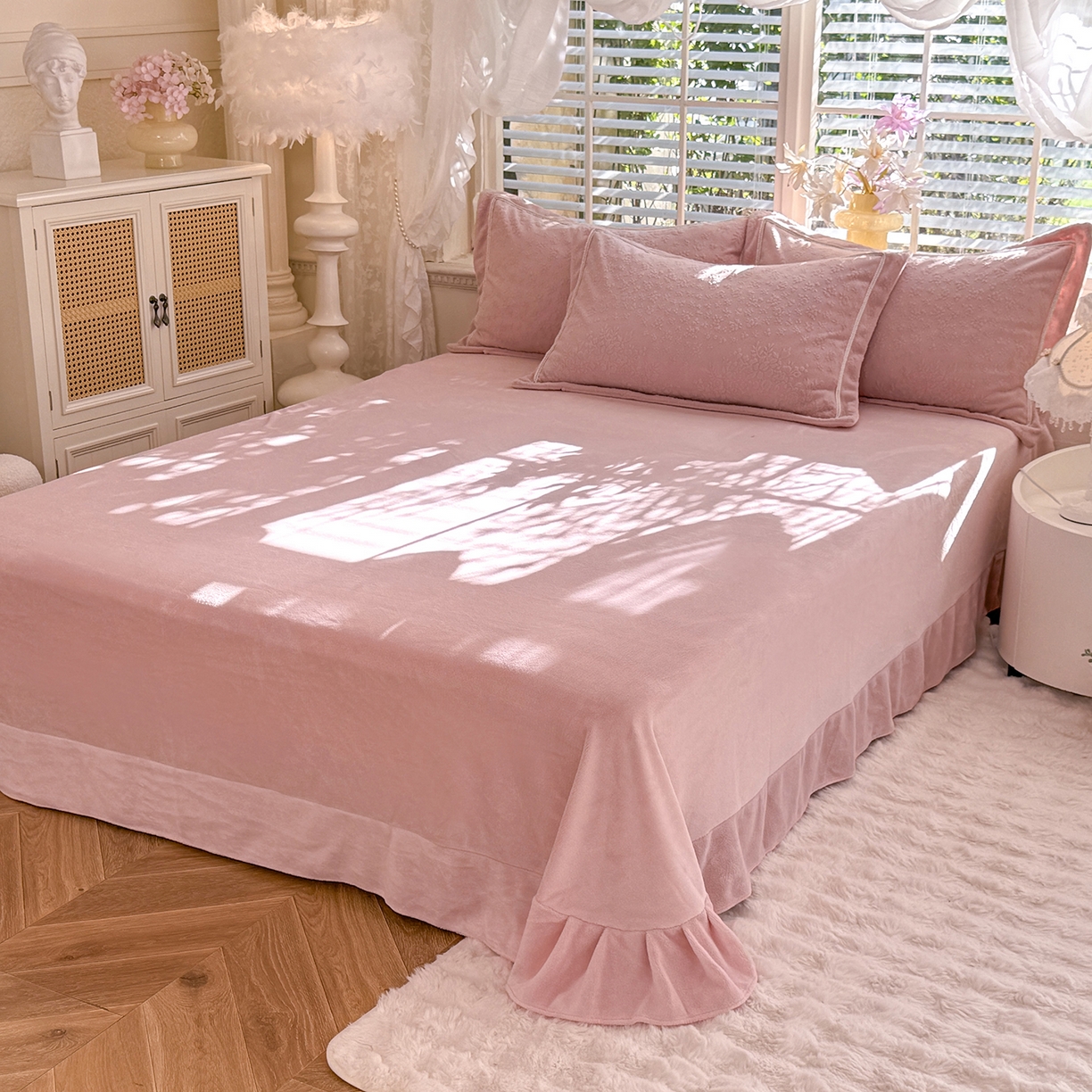 91家纺网 家纺一手货源 找家纺 艾唯希家纺 2025新款全消光雕花绒织带款四件套牛奶绒-雕花织带系列 汀兰-牛奶粉