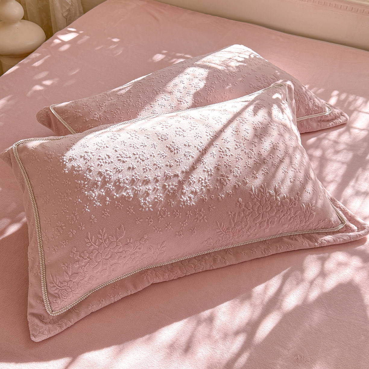 91家纺网 家纺一手货源 找家纺 艾唯希家纺 2025新款全消光雕花绒织带款四件套牛奶绒-雕花织带系列 汀兰-牛奶粉