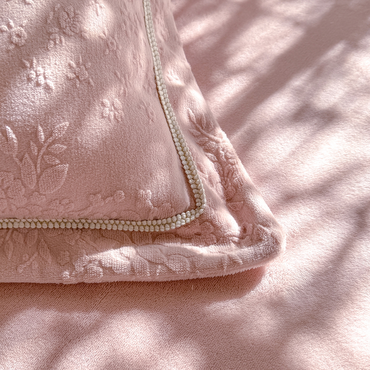 91家纺网 家纺一手货源 找家纺 艾唯希家纺 2025新款全消光雕花绒织带款四件套牛奶绒-雕花织带系列 汀兰-牛奶粉