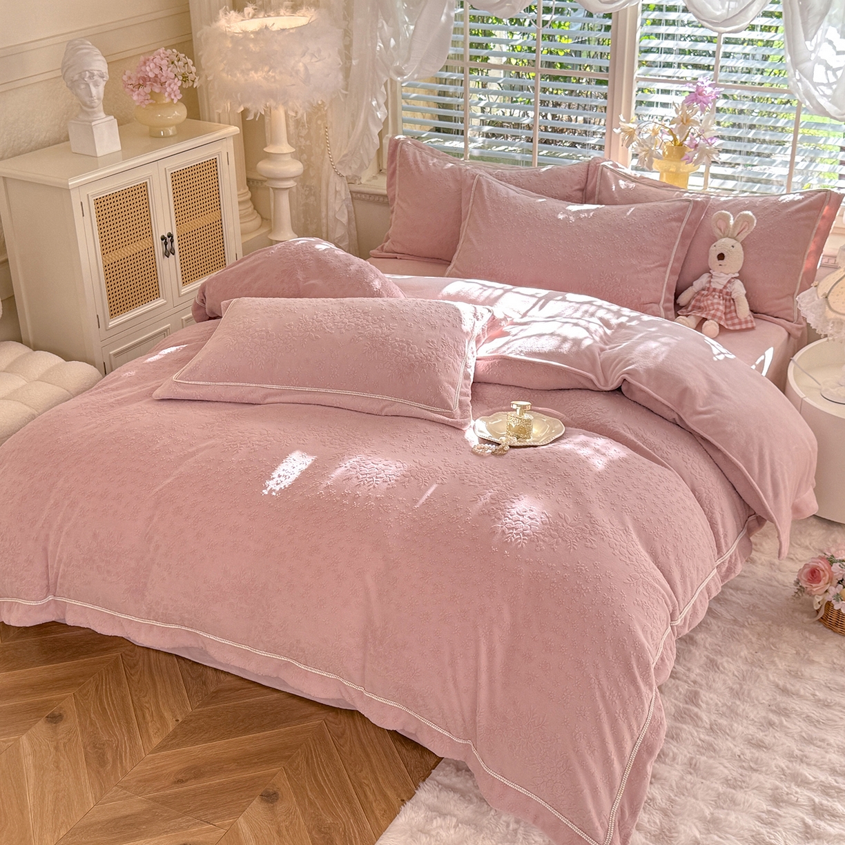 91家纺网 家纺一手货源 找家纺 艾唯希家纺 2025新款全消光雕花绒织带款四件套牛奶绒-雕花织带系列 汀兰-牛奶粉