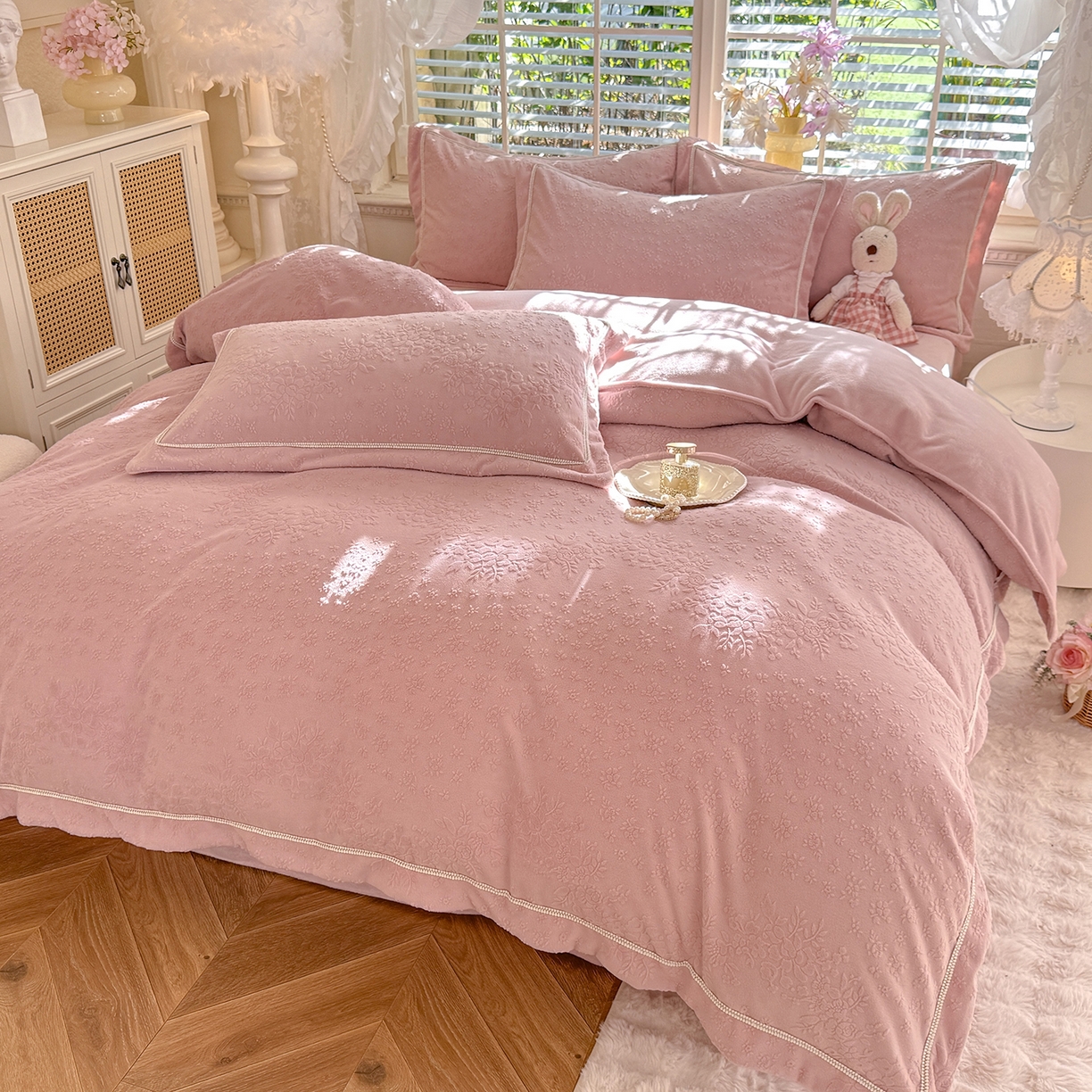 91家纺网 家纺一手货源 找家纺 艾唯希家纺 2025新款全消光雕花绒织带款四件套牛奶绒-雕花织带系列 汀兰-牛奶粉