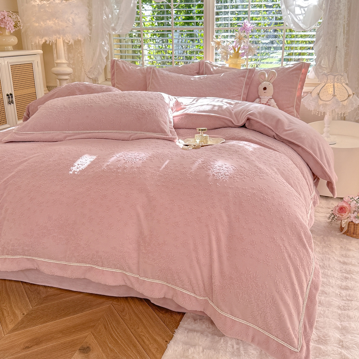 91家纺网 家纺一手货源 找家纺 艾唯希家纺 2025新款全消光雕花绒织带款四件套牛奶绒-雕花织带系列 汀兰-牛奶粉