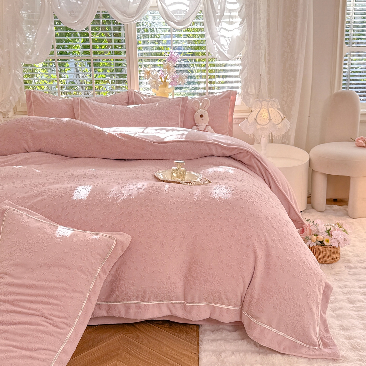 91家纺网 家纺一手货源 找家纺 艾唯希家纺 2025新款全消光雕花绒织带款四件套牛奶绒-雕花织带系列 汀兰-牛奶粉