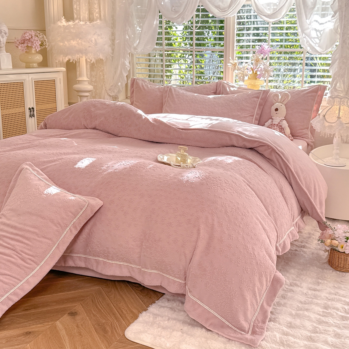 91家纺网 家纺一手货源 找家纺 艾唯希家纺 2025新款全消光雕花绒织带款四件套牛奶绒-雕花织带系列 汀兰-牛奶粉