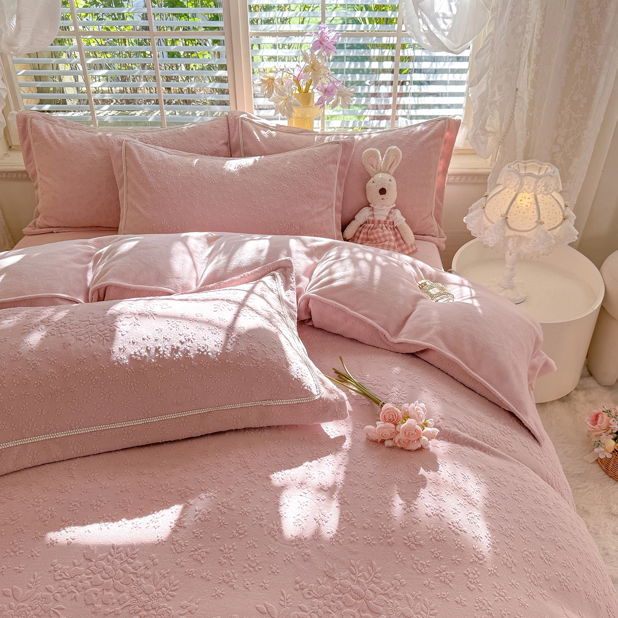 91家纺网 家纺一手货源 找家纺 艾唯希家纺 2025新款全消光雕花绒织带款四件套牛奶绒-雕花织带系列 汀兰-牛奶粉