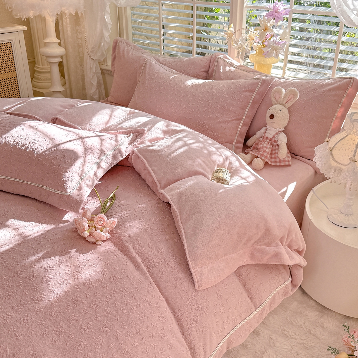 91家纺网 家纺一手货源 找家纺 艾唯希家纺 2025新款全消光雕花绒织带款四件套牛奶绒-雕花织带系列 汀兰-牛奶粉