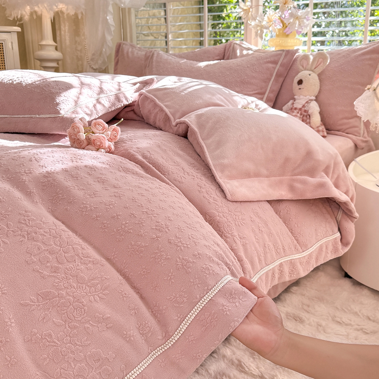 91家纺网 家纺一手货源 找家纺 艾唯希家纺 2025新款全消光雕花绒织带款四件套牛奶绒-雕花织带系列 汀兰-牛奶粉