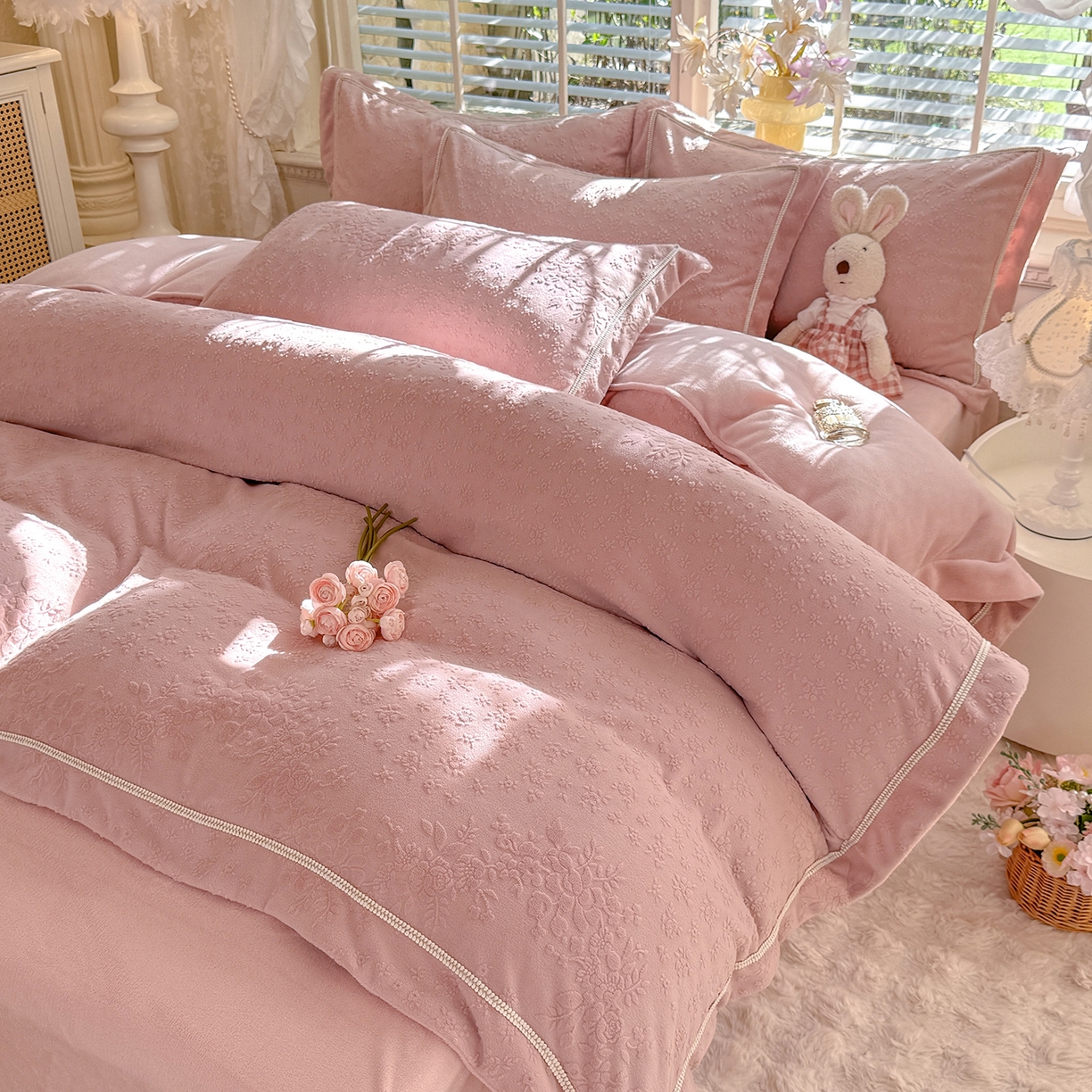 91家纺网 家纺一手货源 找家纺 艾唯希家纺 2025新款全消光雕花绒织带款四件套牛奶绒-雕花织带系列 汀兰-牛奶粉