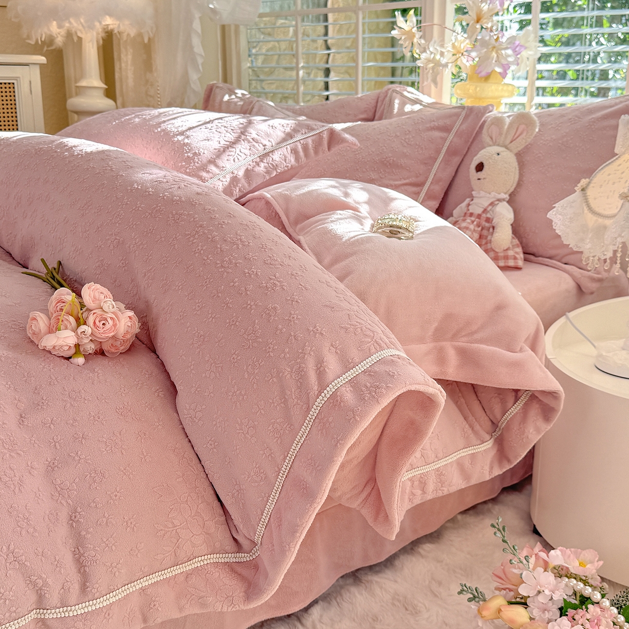 91家纺网 家纺一手货源 找家纺 艾唯希家纺 2025新款全消光雕花绒织带款四件套牛奶绒-雕花织带系列 汀兰-牛奶粉