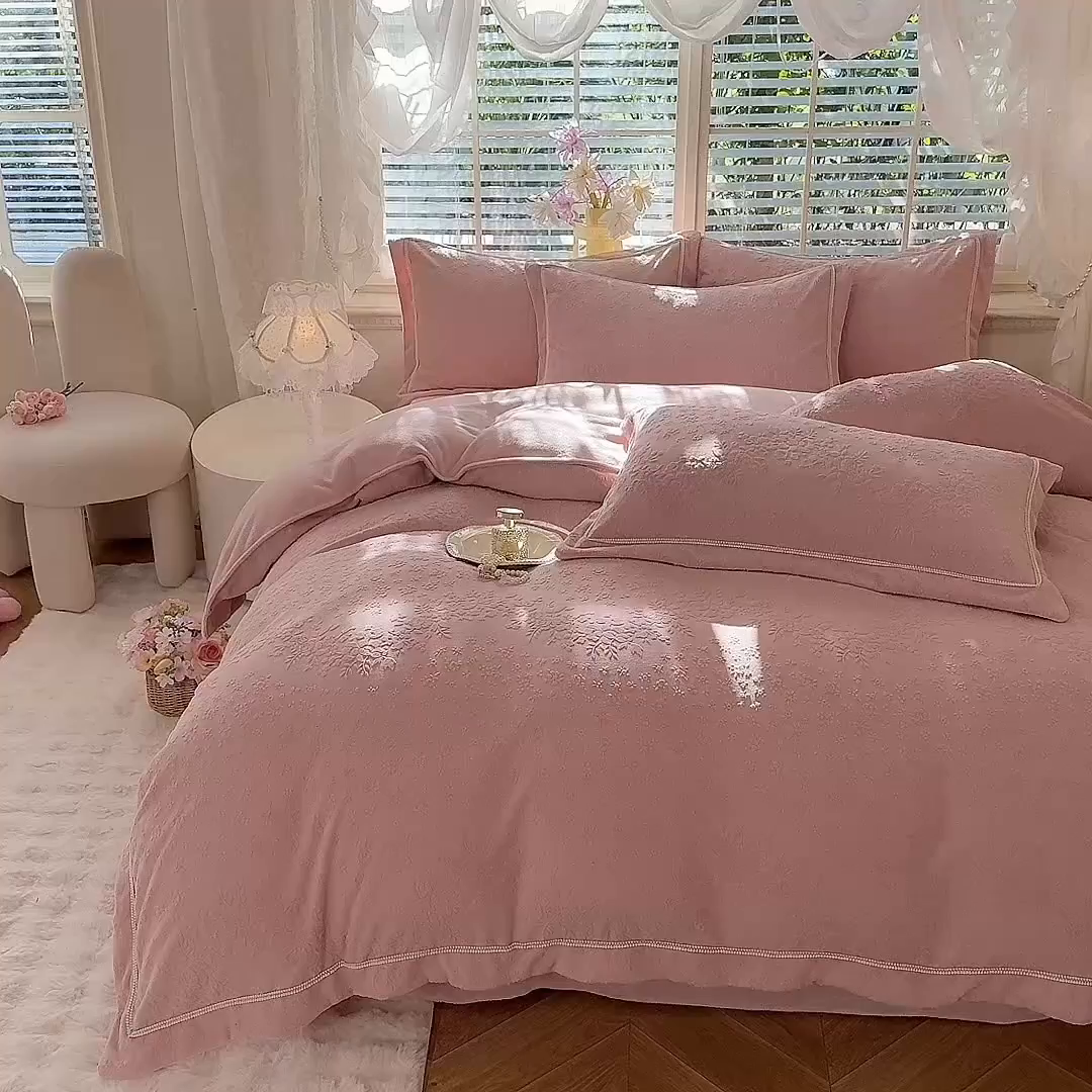 91家纺网 家纺一手货源 找家纺 艾唯希家纺 2025新款全消光雕花绒织带款四件套牛奶绒-雕花织带系列 汀兰-牛奶粉