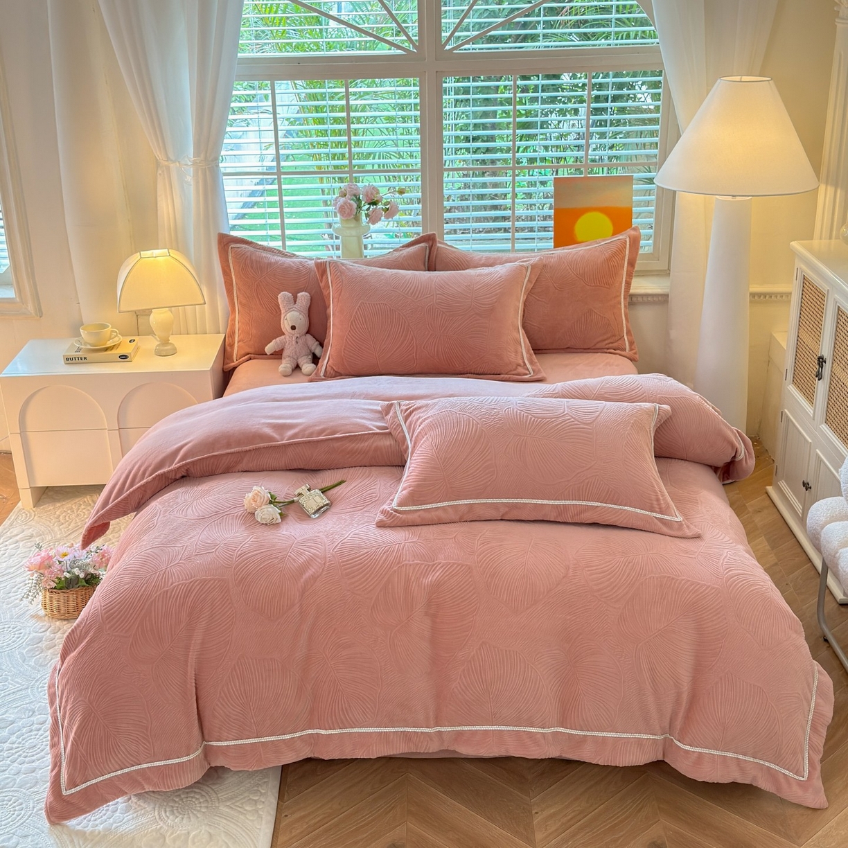 91家纺网 家纺一手货源 找家纺 艾唯希家纺 2025新款全消光雕花绒织带款四件套牛奶绒-雕花织带系列 叶舞悠然-橘