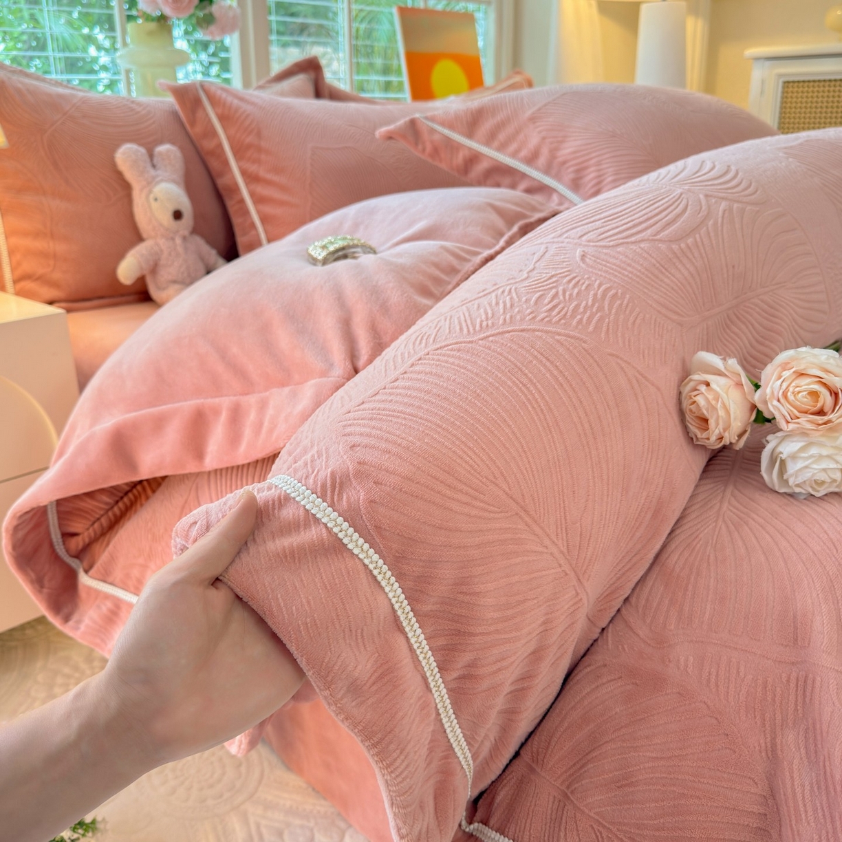 91家纺网 家纺一手货源 找家纺 艾唯希家纺 2025新款全消光雕花绒织带款四件套牛奶绒-雕花织带系列 叶舞悠然-橘