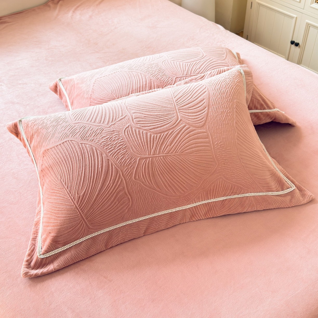 91家纺网 家纺一手货源 找家纺 艾唯希家纺 2025新款全消光雕花绒织带款四件套牛奶绒-雕花织带系列 叶舞悠然-橘