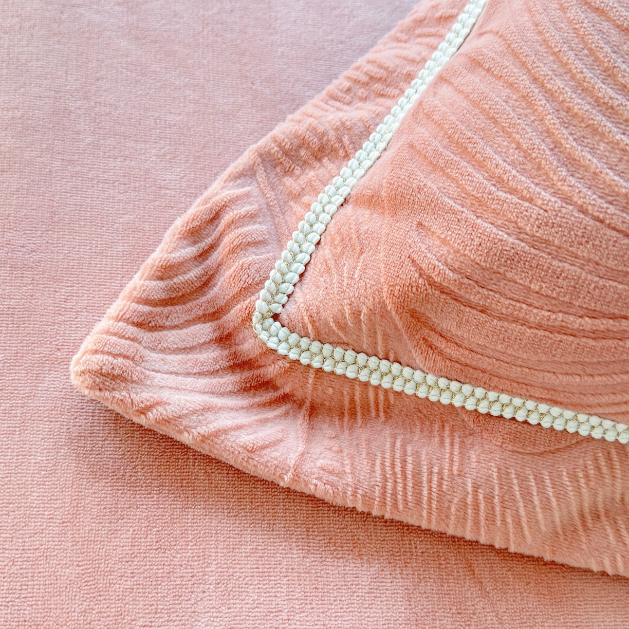 91家纺网 家纺一手货源 找家纺 艾唯希家纺 2025新款全消光雕花绒织带款四件套牛奶绒-雕花织带系列 叶舞悠然-橘