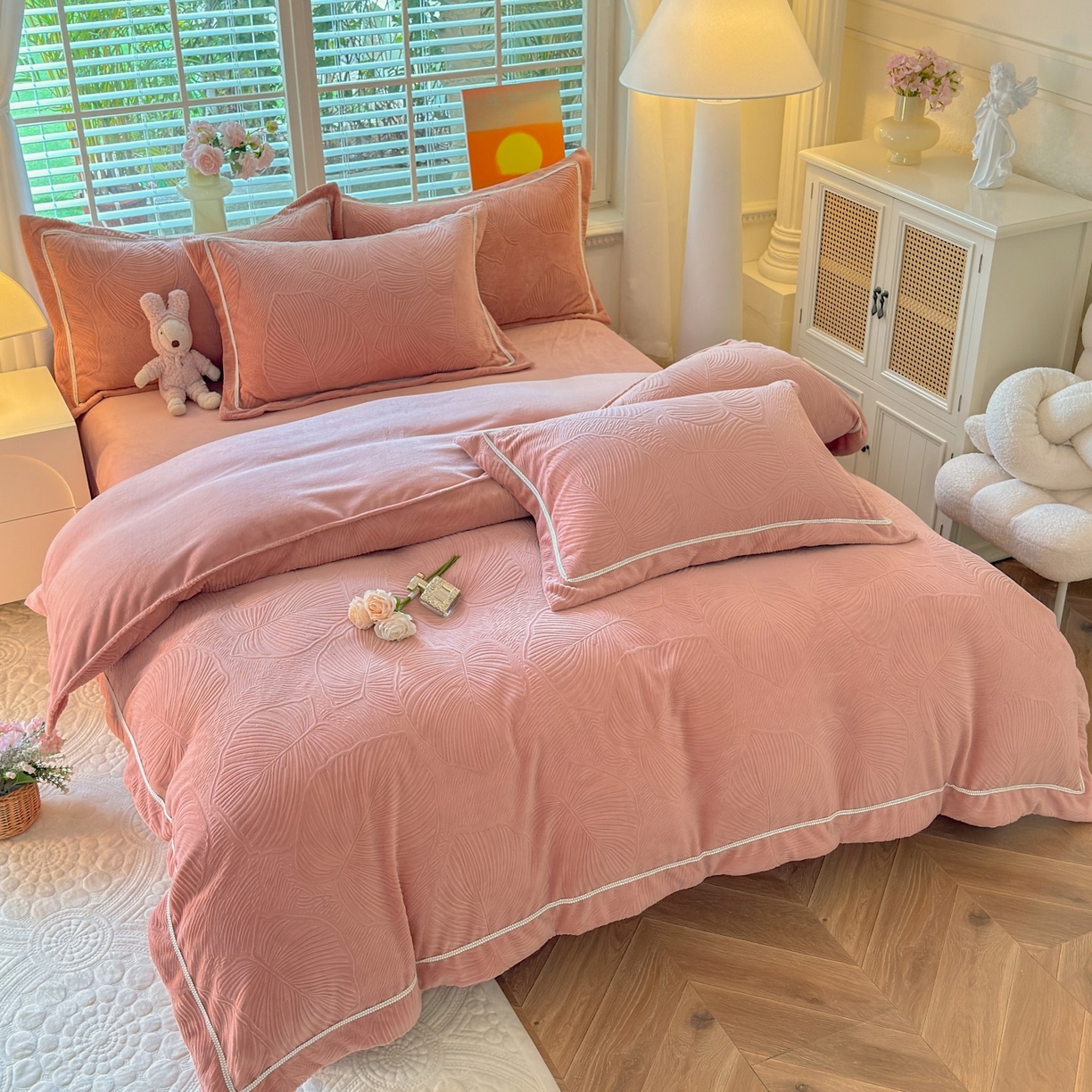 91家纺网 家纺一手货源 找家纺 艾唯希家纺 2025新款全消光雕花绒织带款四件套牛奶绒-雕花织带系列 叶舞悠然-橘