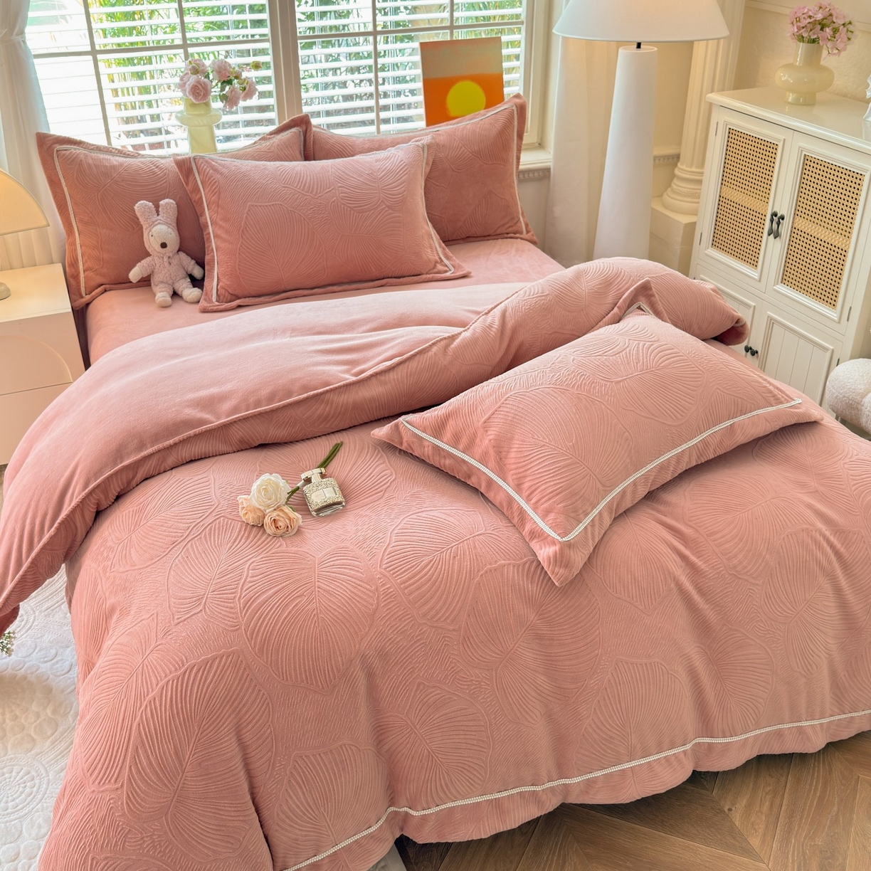 91家纺网 家纺一手货源 找家纺 艾唯希家纺 2025新款全消光雕花绒织带款四件套牛奶绒-雕花织带系列 叶舞悠然-橘