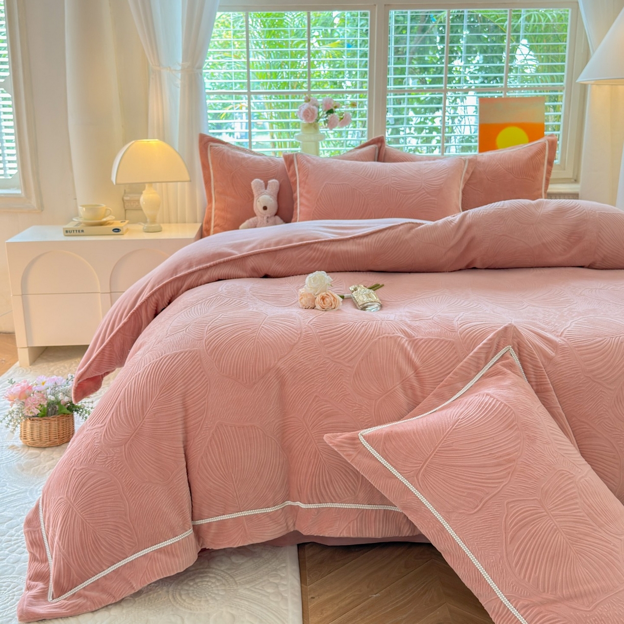 91家纺网 家纺一手货源 找家纺 艾唯希家纺 2025新款全消光雕花绒织带款四件套牛奶绒-雕花织带系列 叶舞悠然-橘