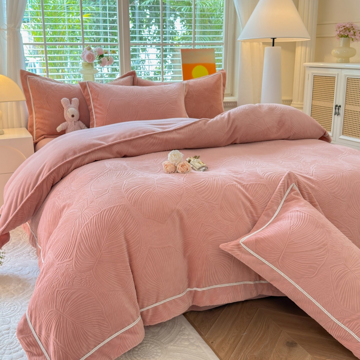 91家纺网 家纺一手货源 找家纺 艾唯希家纺 2025新款全消光雕花绒织带款四件套牛奶绒-雕花织带系列 叶舞悠然-橘