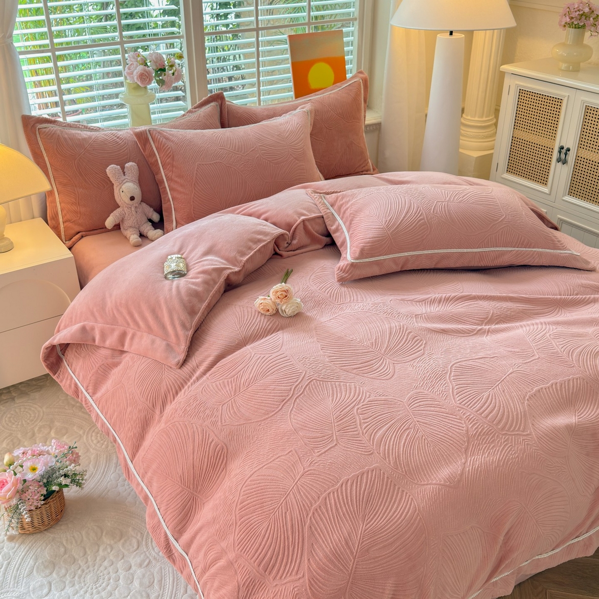 91家纺网 家纺一手货源 找家纺 艾唯希家纺 2025新款全消光雕花绒织带款四件套牛奶绒-雕花织带系列 叶舞悠然-橘