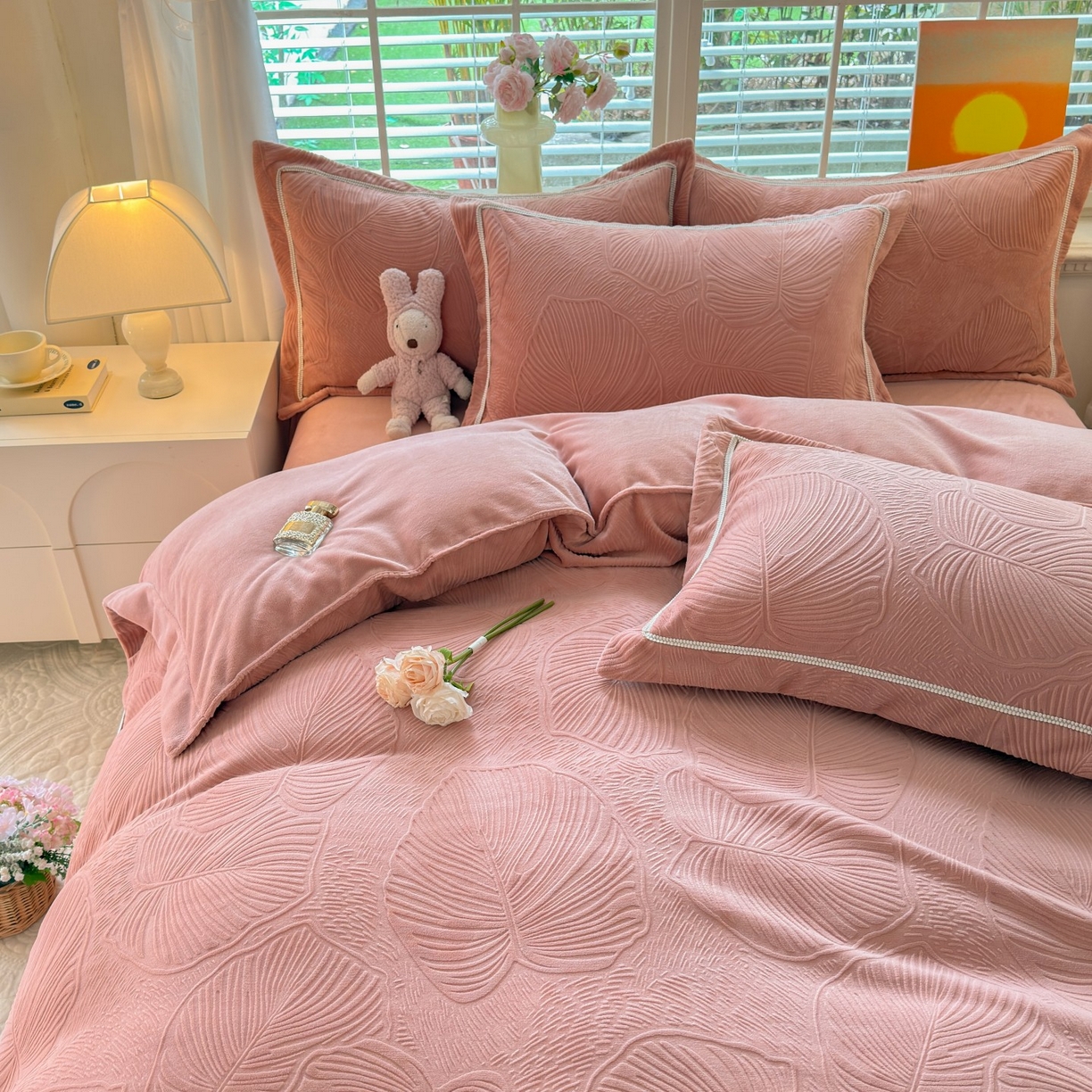 91家纺网 家纺一手货源 找家纺 艾唯希家纺 2025新款全消光雕花绒织带款四件套牛奶绒-雕花织带系列 叶舞悠然-橘