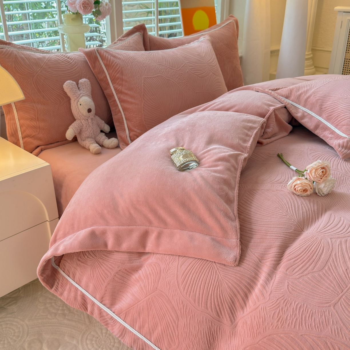 91家纺网 家纺一手货源 找家纺 艾唯希家纺 2025新款全消光雕花绒织带款四件套牛奶绒-雕花织带系列 叶舞悠然-橘