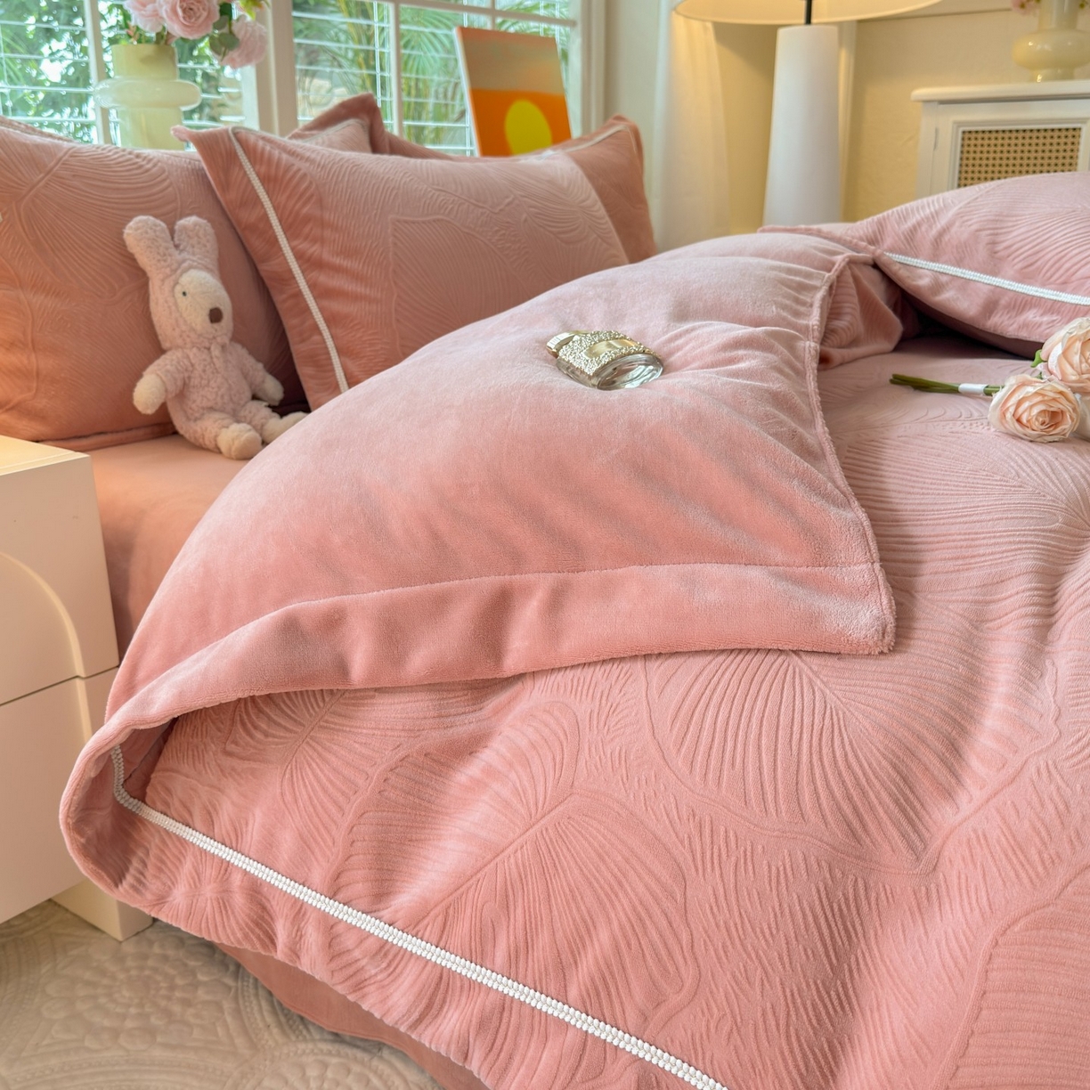 91家纺网 家纺一手货源 找家纺 艾唯希家纺 2025新款全消光雕花绒织带款四件套牛奶绒-雕花织带系列 叶舞悠然-橘